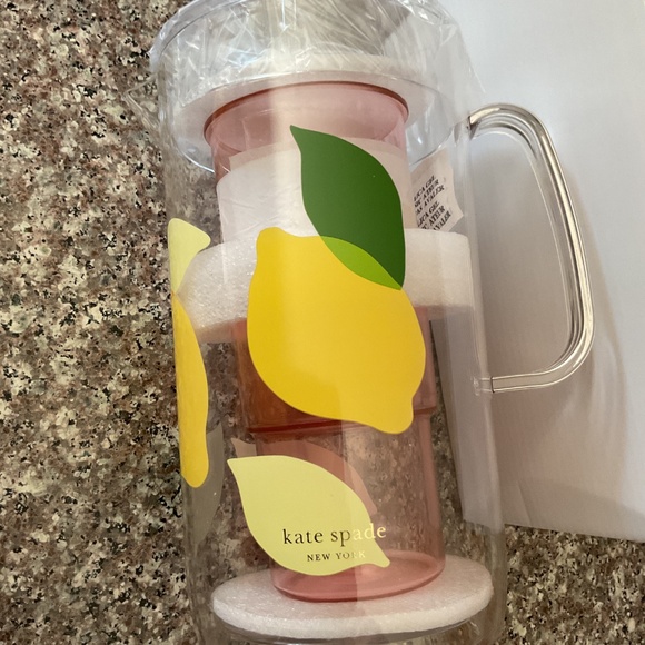 Kate Spade Lemon design Pitcher 58 oz and set of 2 cups 12 oz NIB - Picture 3 of 7